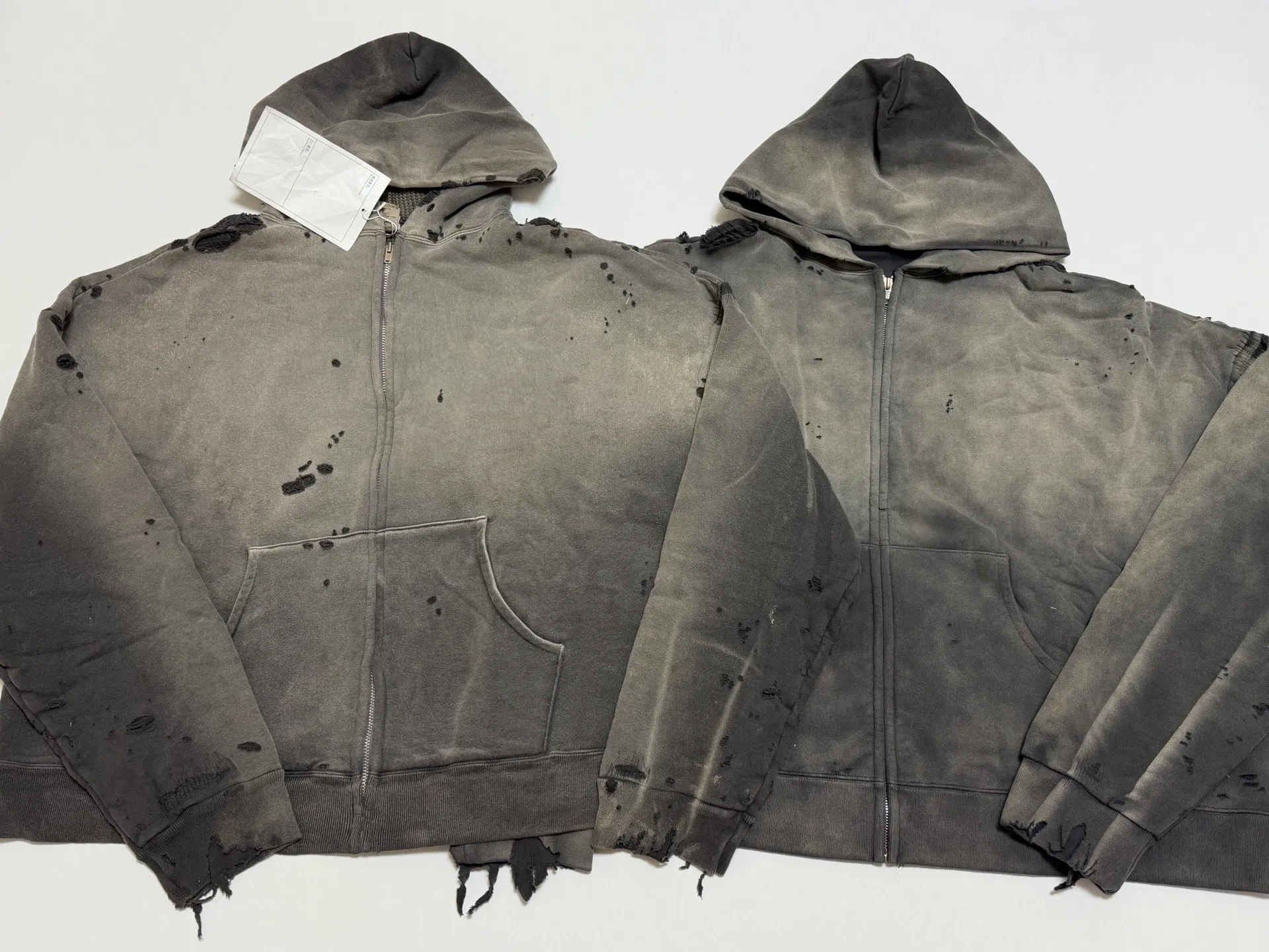 Pre-partum pattern SAINT Mxxxxxx DBL FACE ZIP UP HOODIE/CHARCOAL Double-layer destroyed waffle zipper jacket, washed black S-XL, a style that has been used in the summer. After continuous fine polishing, it is finally shipped. The finished product is simply a work of art. Super heavy washing and distressing. Multiple horse water fading. Excessive hand-made wormhole destruction processing. Deconstruction and reorganization embroidery technology. Custom-made zipper with LOGO. The color details of the zipper webbing are also correct. Original grade fruit main label and wash water label. Top purchasing grade. A layer of waffle fabric is added to the inner lining to make the overall texture stronger and increase the comfort and warmth of the wearer.